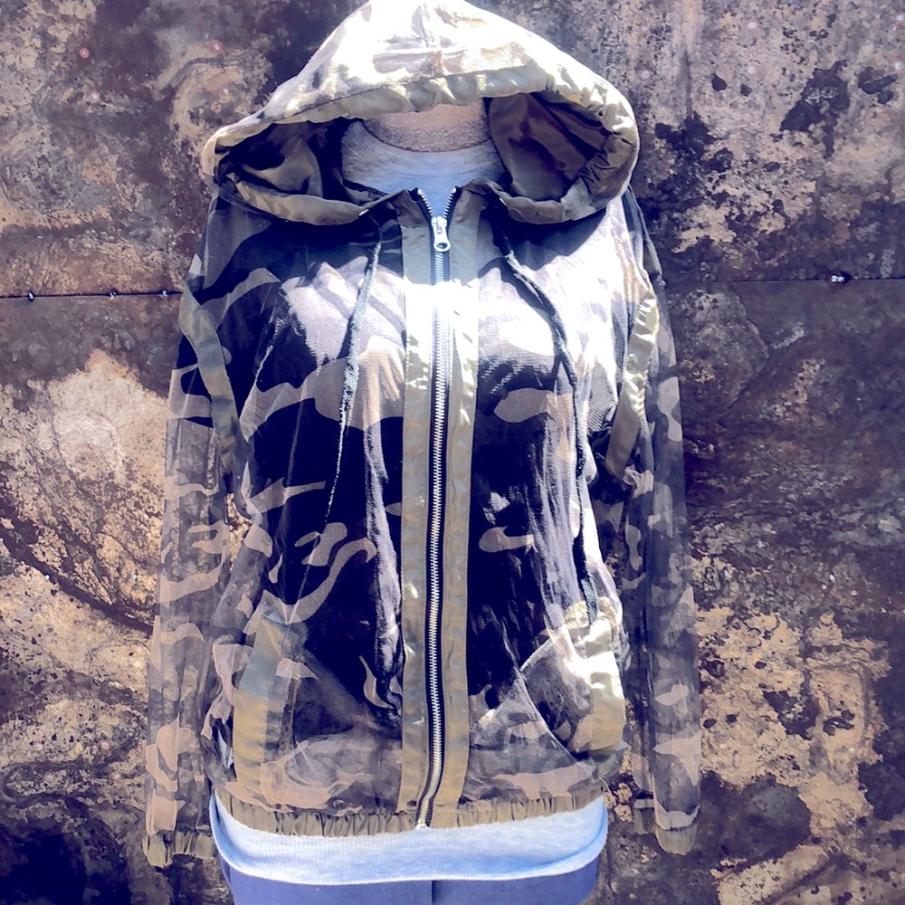 Light camouflage jacket street style
